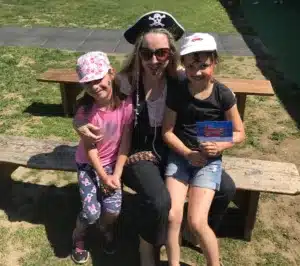 Zakladatelka Mrňouska s dětmi v pirátské kostýmu